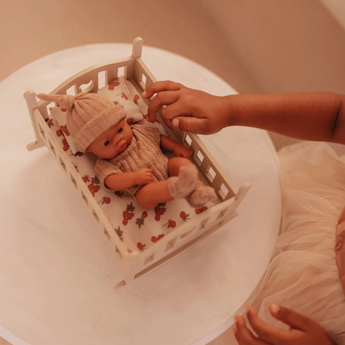 Baby Puppe Julie mit Schaukelwiege aus Holz