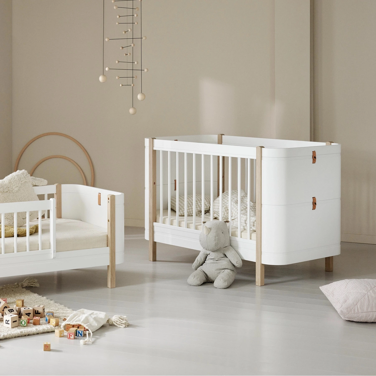 Oliver Furniture Wood Mini+ Babybett WEISS / EICHE inkl. Umbauset für Juniorbett