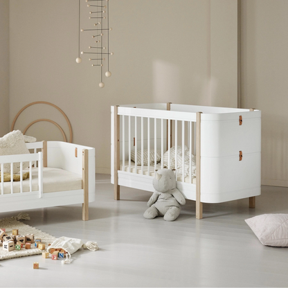 Oliver Furniture Wood Mini+ Babybett WEISS / EICHE inkl. Umbauset für Juniorbett