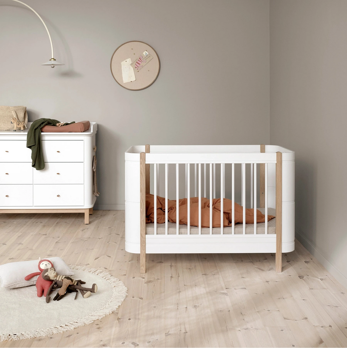 Oliver Furniture Wood Mini+ Babybett WEISS / EICHE