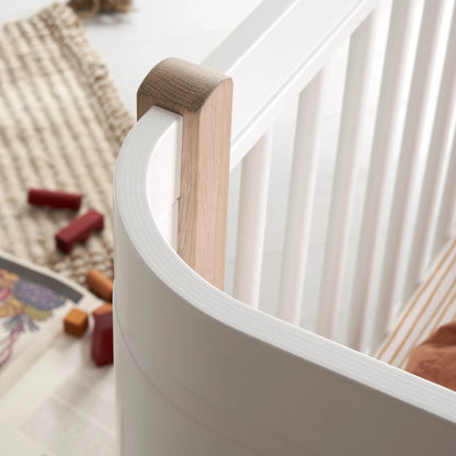 Oliver Furniture Wood Mini+ Babybett WEISS / EICHE