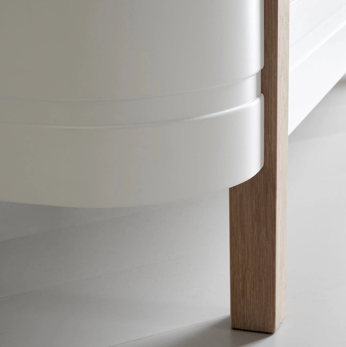 Oliver Furniture Wood Mini+ Babybett WEISS / EICHE