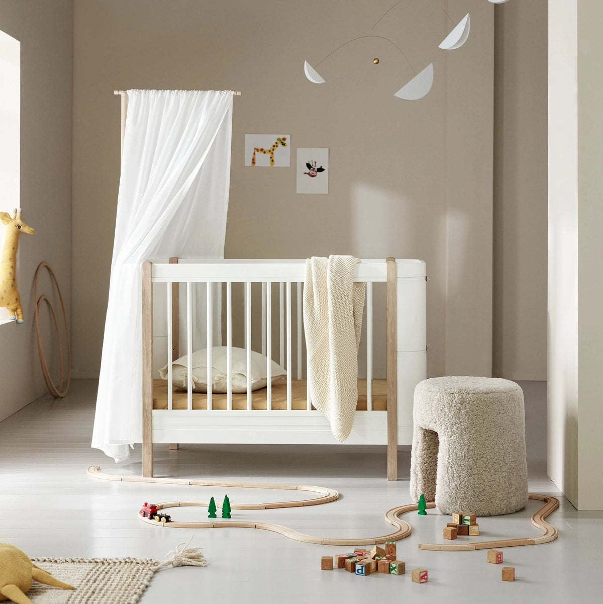 Oliver Furniture Wood Mini+ Babybett WEISS / EICHE
