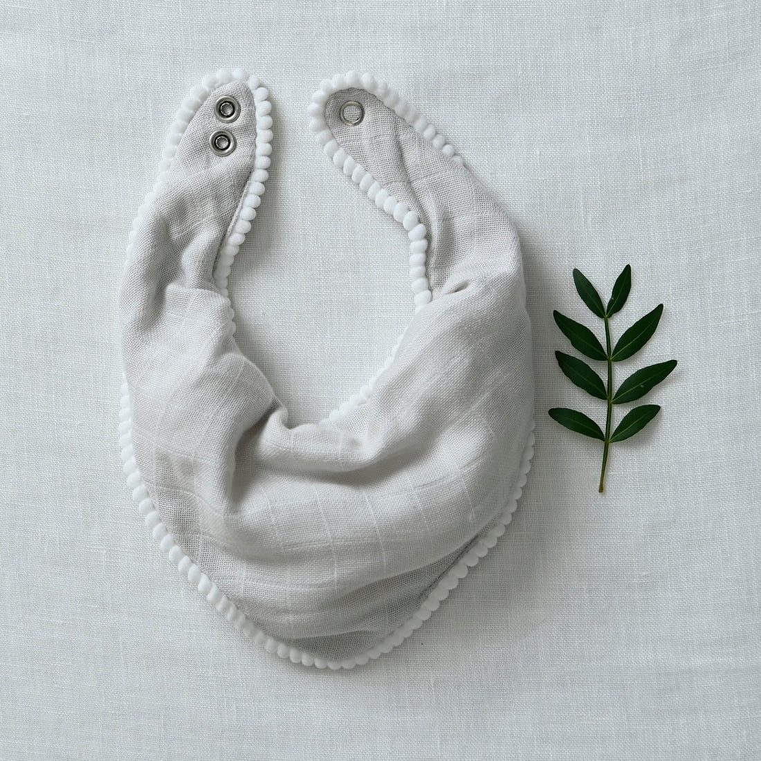Baby Stoff-Lätzchen aus Bio-Baumwolle - hellgrau
