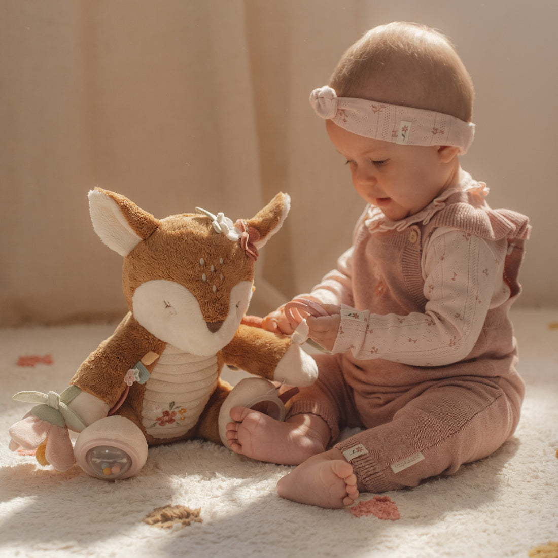 Baby spielt mit Aktivitäten Kuscheltier Reh Fairy Garden von Little Dutch