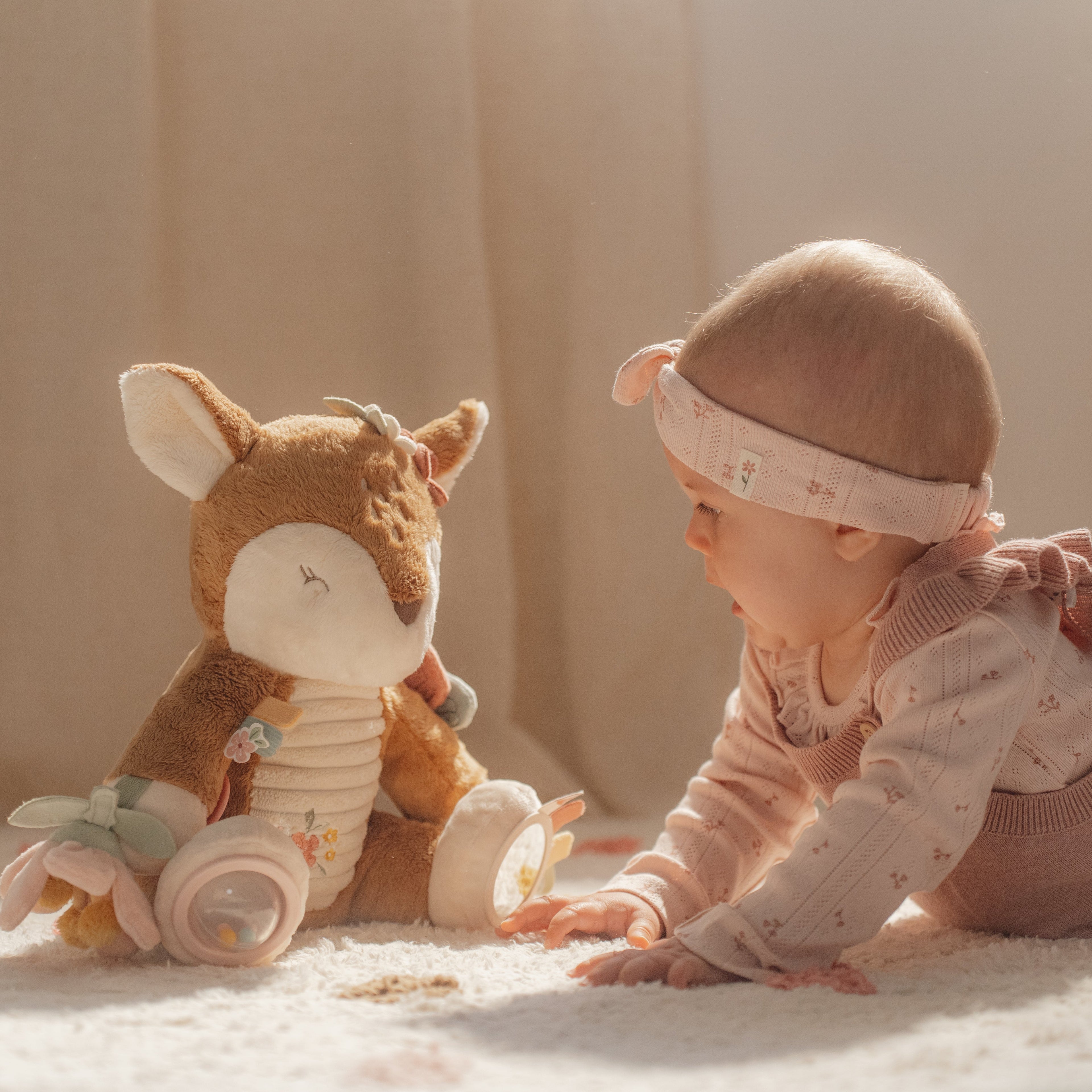 Baby Mädchen spielt auf dem Teppich mit Aktivitäten Kuscheltier Reh Fairy Garden von Little Dutch