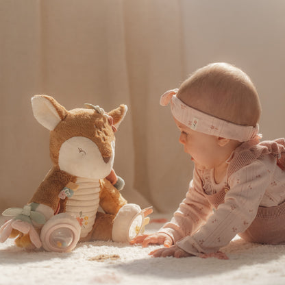 Baby Mädchen spielt auf dem Teppich mit Aktivitäten Kuscheltier Reh Fairy Garden von Little Dutch