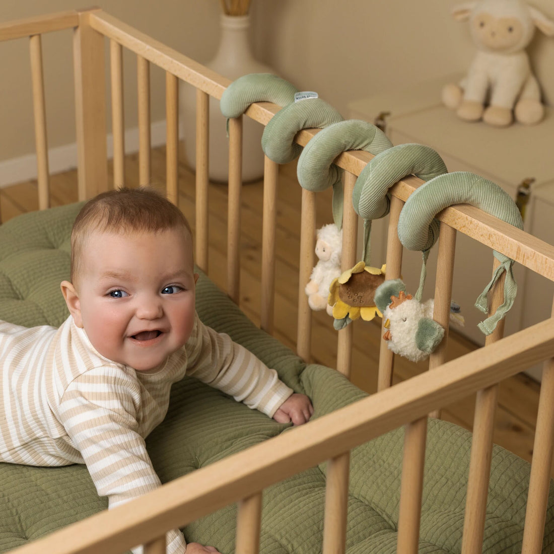 Baby spielt mit der Aktivitätspirale Little Farm von Little Dutch