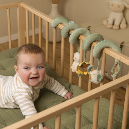 Baby spielt mit der Aktivitätspirale Little Farm von Little Dutch