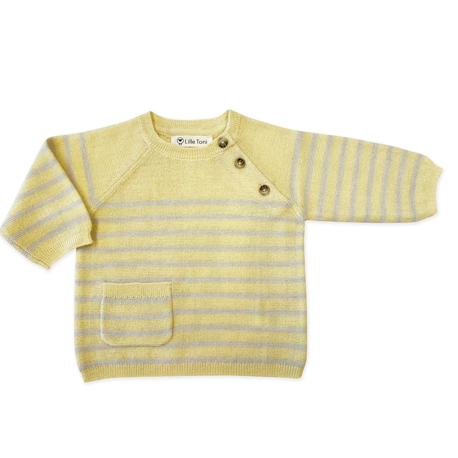 Gestreifter Baby-Pullover aus Merinowolle in Buttermilk und Creme von Lille Toni mit drei Knöpfen an der Schulter und Fronttasche.