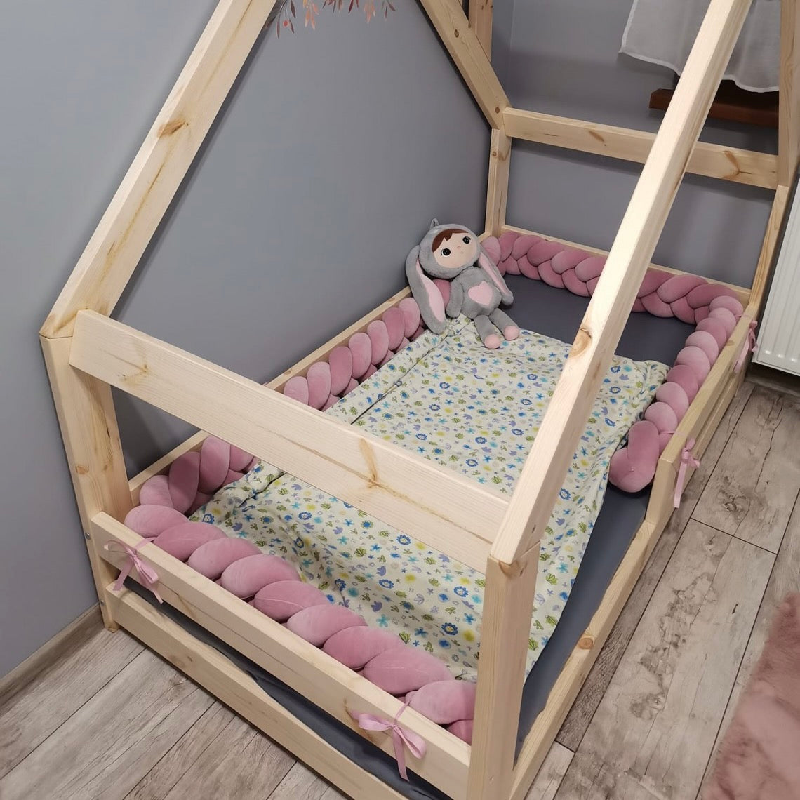 Bettschlange Zopf Samt altrosa im Kinderbett aus Holz