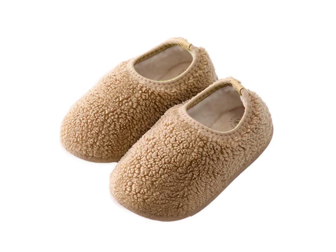 Beigefarbene Mrs. Ertha Slogges Kinderhausschuhe in Peanut aus flauschigem Teddy-Baumwollstoff mit elastischem Saum.