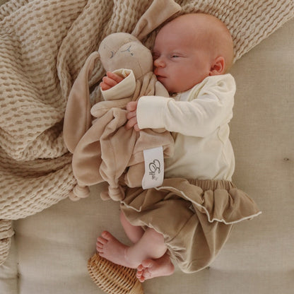 Baby mit Doudou Schmusetuch Hase beige von Effiki