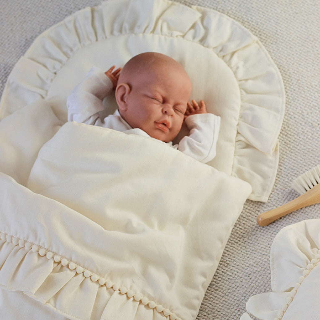 Newborn Bettwäsche Boho vanille mit schlafendem Baby