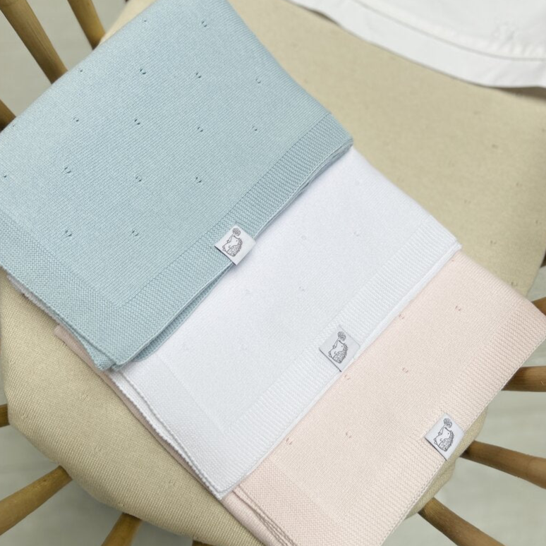 Baby Decken Strickdecken in blau, weiß und rosa von Poetree Kids 