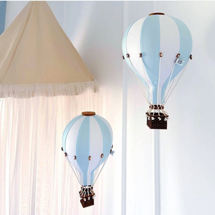 2 Deko Heißluftballone hellblau-weiß hängen im Kinderzimmer