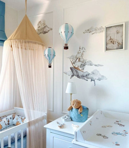 2 Deko Heißluftballone hellblau-weiß im Jungen-Kinderzimmer