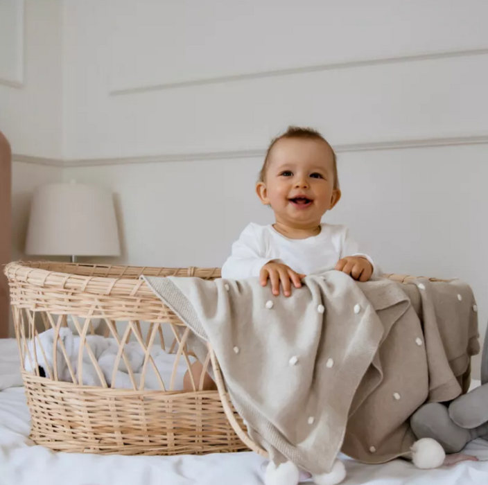Babydecke Baumwolle beige mit weißen Pompoms 80x100 cm - Babyausstattung Wien